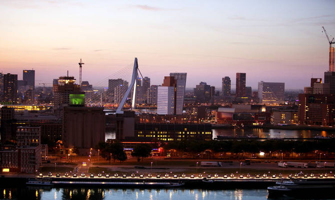 Skyline di Rotterdam di notte