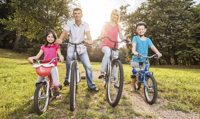 Famiglia in bicicletta