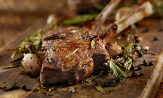 costolette di agnello cotto con aglio, olio e rosmarino<br>
