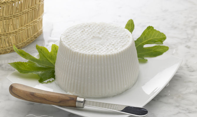 formaggo fresco ricotta bianco basilico coltello<br>