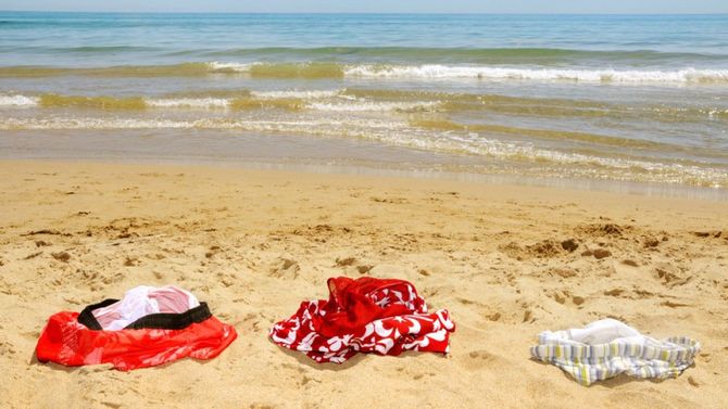 Costumi lasciati sulla spiaggia