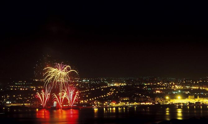 Lisbona fuochi d'artificio sul fiume Tago