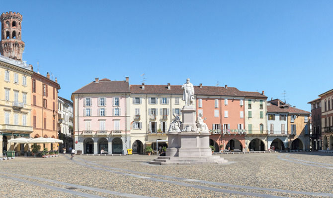Vercelli, Piazza Cavour e Torre dell'Angelo