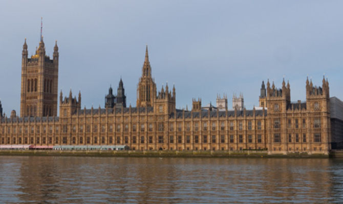 Parlamento di Londra visto dal Tamigi