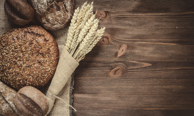 pane nero sesamo segale cereali prodotti da forno cibo