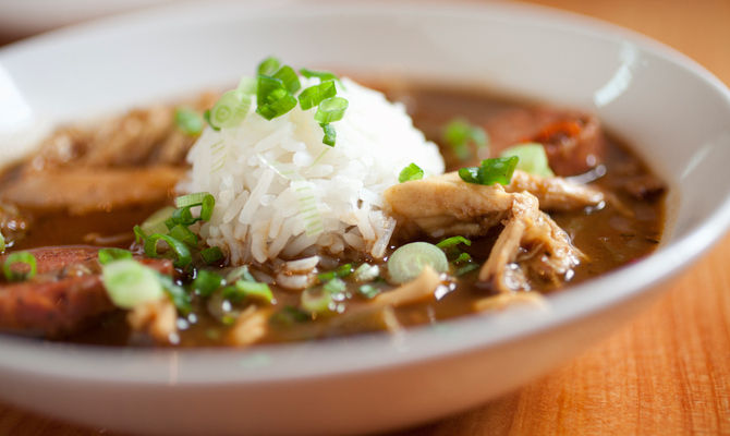 tipica zuppa della Louisiana a base di pollo, gamberi e okra