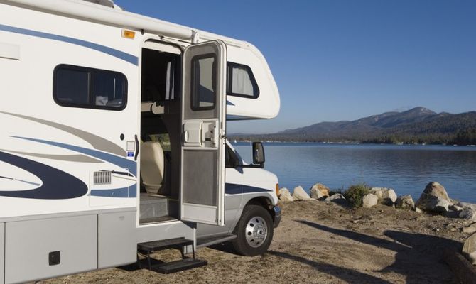 Camper in riva al lago