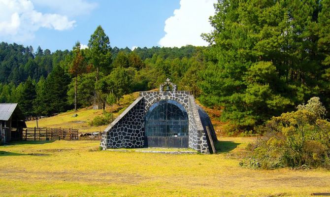 Piccola chiesa tra le montagne messicane nello stato di Morelia