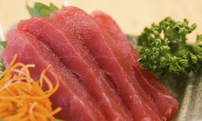 tonno carne sashimi pesce verdure piatto
