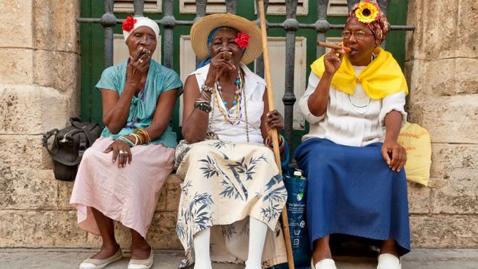 donne cubane con sigaro