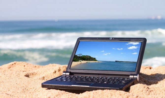 Computer sulla spiaggia