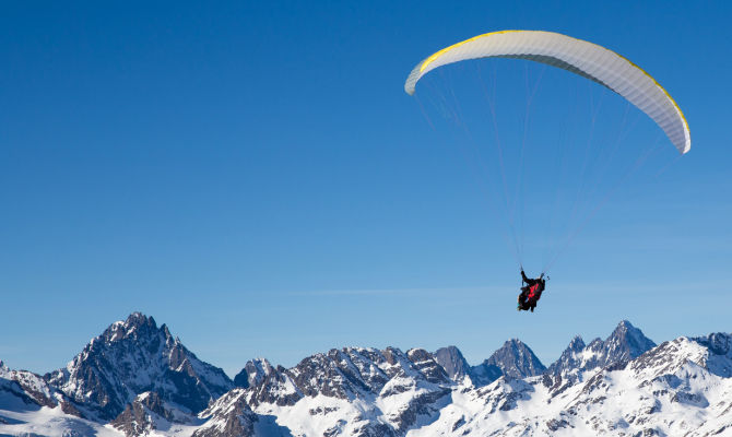 Un volo in parapendio