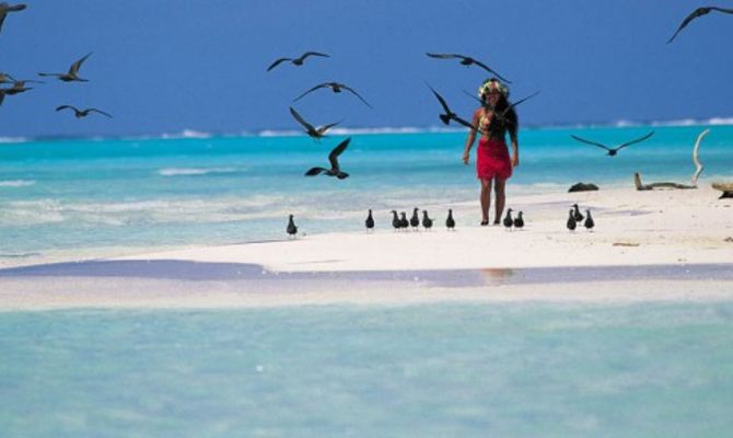 Ragazza che cammina su una spiaggia polinesiana