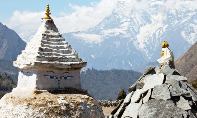 Nepal stupa tra le cime dell'Himalaya