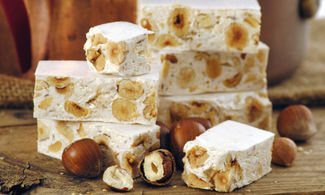 torrone nocciole dolce feste legno frutta secca natale bianco