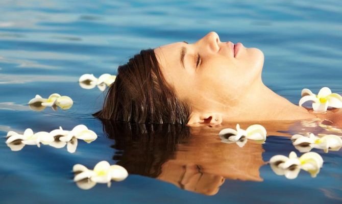 Donna in acqua con fiori