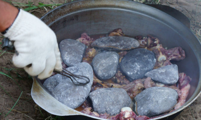 carne di marmotta cotta con pietre