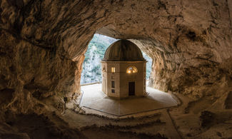 Marche, il 'rifiugio dei peccatori' nella grotta