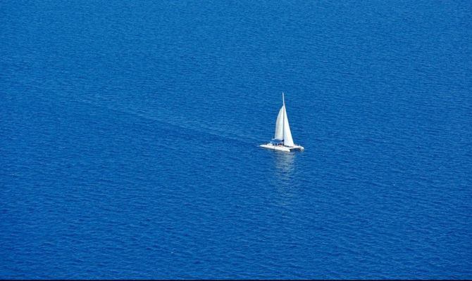 Barca a vela in mezzo al mare