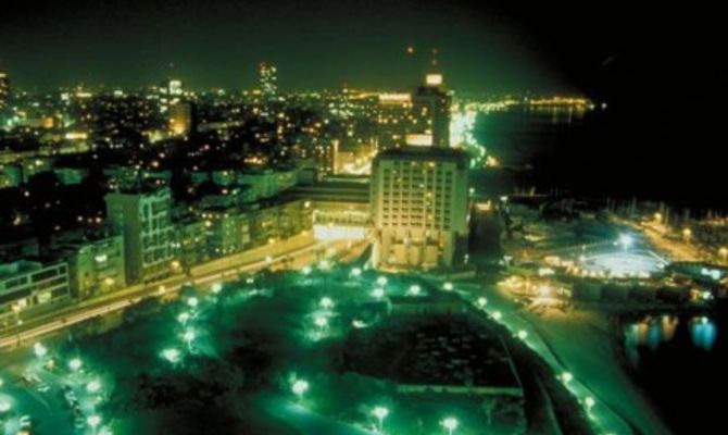 Tel Aviv skyline notturno