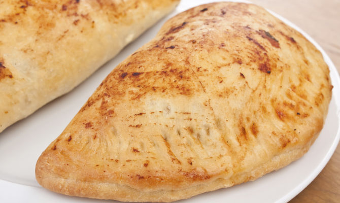 calzone pizza fagottino panzerotto farcito due tagliere