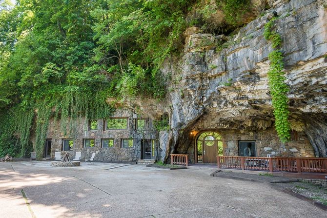 Beckham Creek Cave Lodge