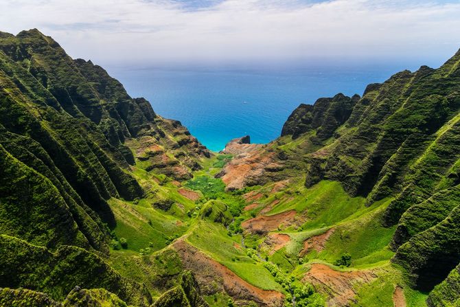2. Kauai, Hawaii, Stati Uniti  Percorso di storia ed ecologia presso la riserva delle grotte di Makauwahi, volo panoramico e koloa zipline