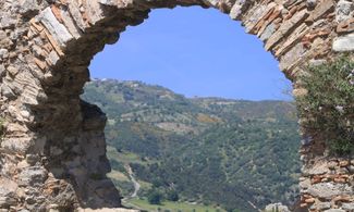 Calabria da scoprire: 5 itinerari dalle grotte ai castelli