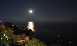 Tintarella di luna a Taormina