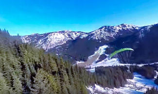 Video: spericolato volo tra le vette del monte Rainier