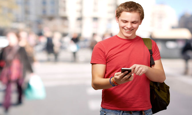 Ragazzo con smarphone