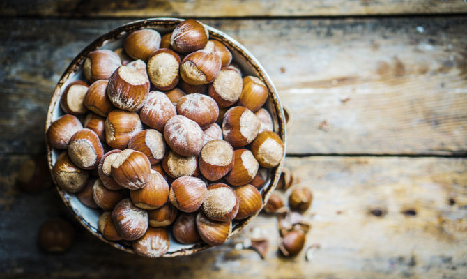 nocciole frutta secca ciotola legno guscio rustico