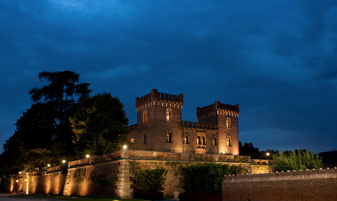 Castello Bevilacqua notturna