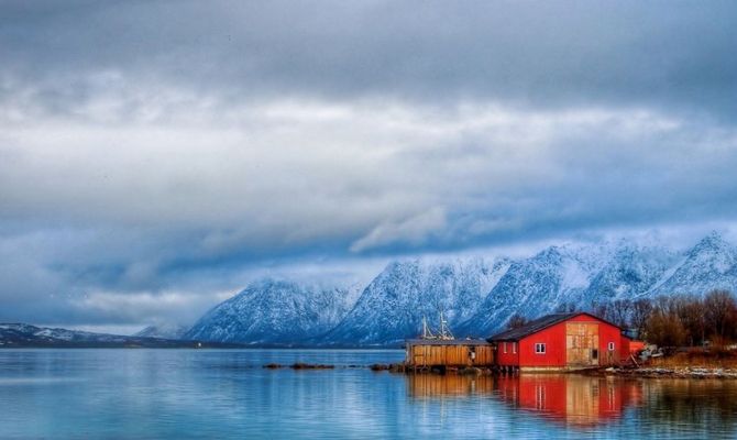 Lofoten casa rossa sulla costa