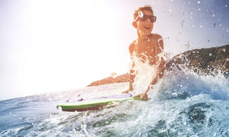 Scuole di surf, roba da ragazzi da Ibiza alla California