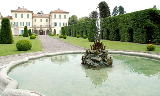 Facciata, vialetto e fontana di Villa Panza<br>