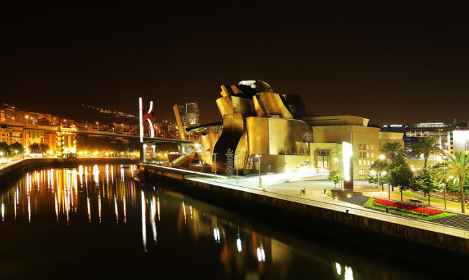 Veduta notturna di Bilbao