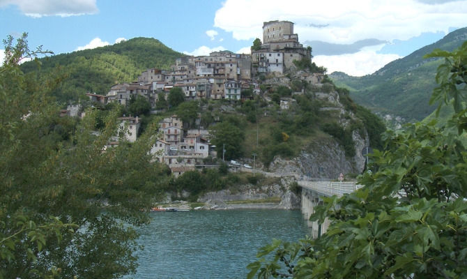 castel di tora rieti lazio lago turano borgo torre ponte natura