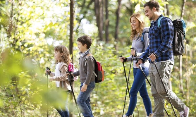 famiglia, trekking, bosco