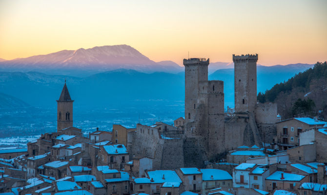  Uno scorcio di Pacentro e degli appennini abruzzesi