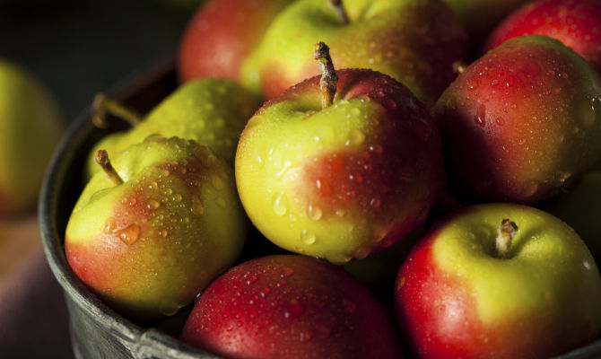 mele verdi rosa frutta secchio bagnato