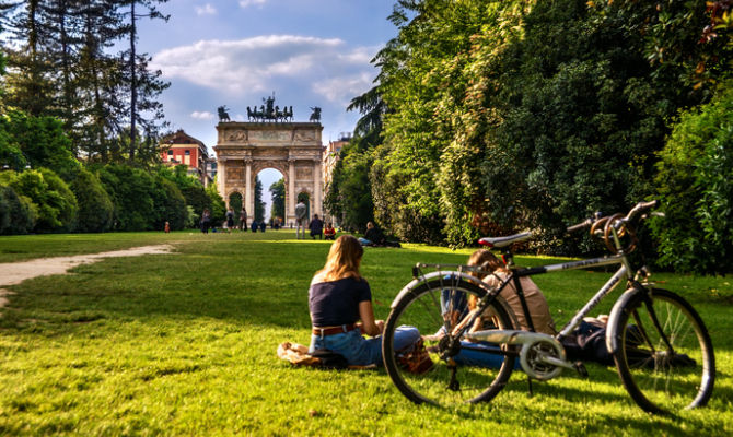 parco verde con alberi<br>