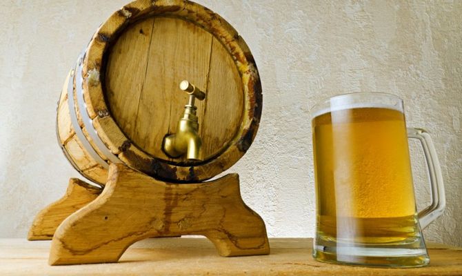 Barile e boccale di birra