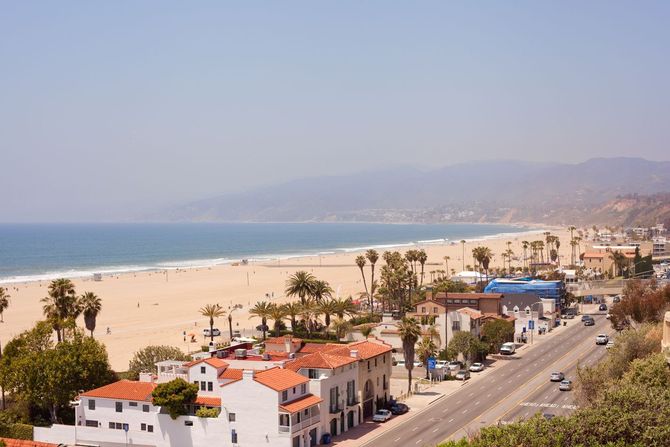 Il molo di Santa Monica e la sua spiaggia pubblica
