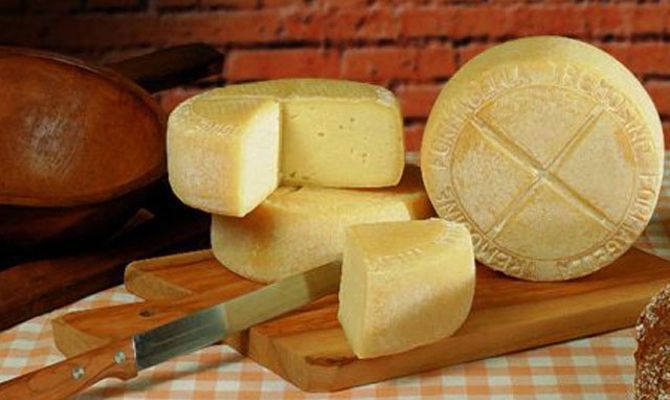 formaggio forma fetta croce tagliere latticini formaggella