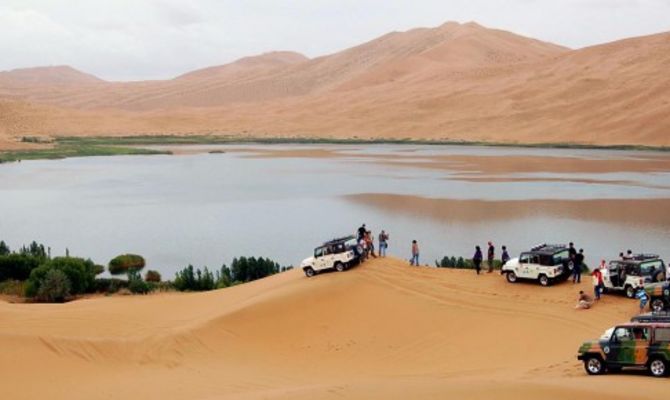 Lago nel deserto