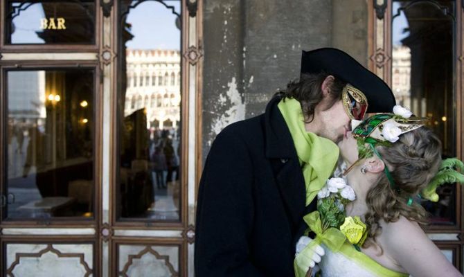 Venezia Carnevale maschere e bacio