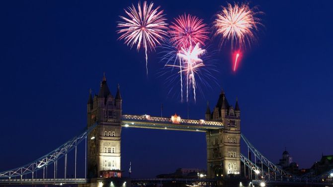Londra Tower Bridge con fuochi d&amp;#39;artificio