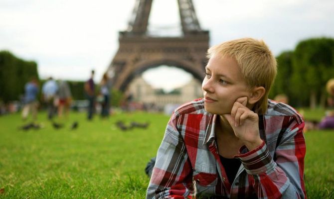 Parigi ragazza sull'erba