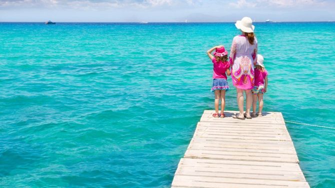Mamma con figli sul pontile